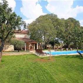 4 bedroom villa with pool near Svetvinčenat, Istria, sleeps 10